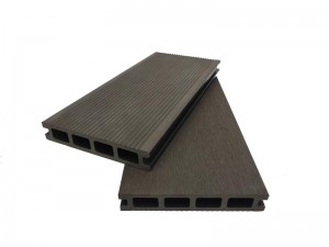 Tradycyjny taras wpc pusty w środku z 4 kwadratowymi otworami i płaską powierzchnią 140x25mm wysokiej jakości antypoślizgowy do użytku na zewnątrz
