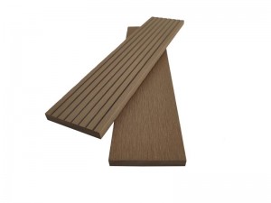 Battiscopa per pavimenti in wpc personalizzato in fabbrica in Cina per rivestimento di pareti, protezione del piede, protezione per piedi, impermeabile, ignifugo, decorazione esterna di diverse dimensioni, accessori facili da installare